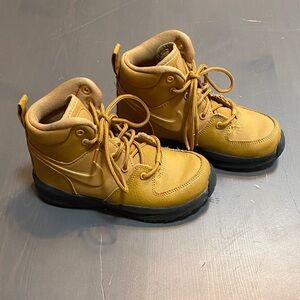 Nike Manoa LTR Kids Boots in Wheat size 12C